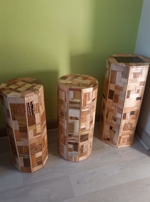 3 prismes un nonagone (9) , un ennanogone (11) , un heptagone (7)