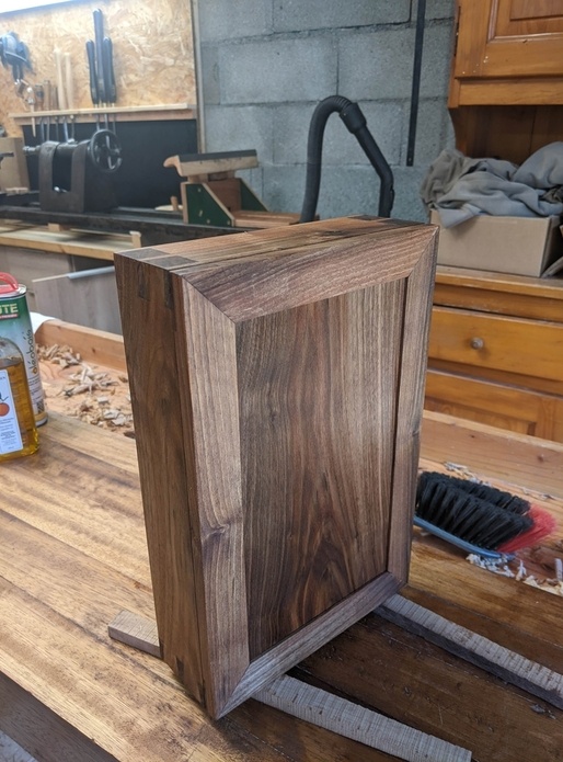 Boîte complète, porte fermée. Elle sera installée sur un mur près de la porte d'entrée.