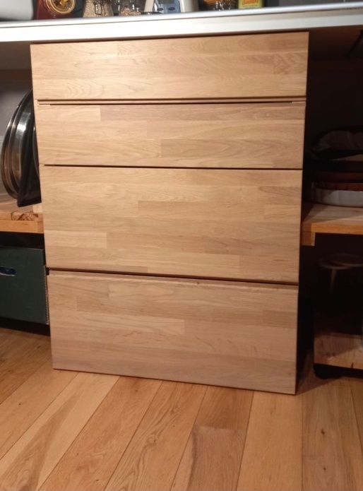 4 tiroirs de cuisine.