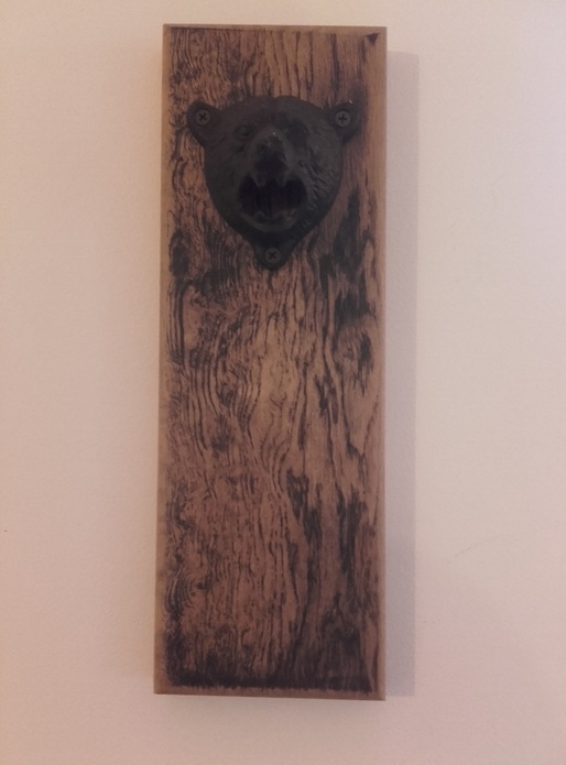 Décapsuleur bois teinté.