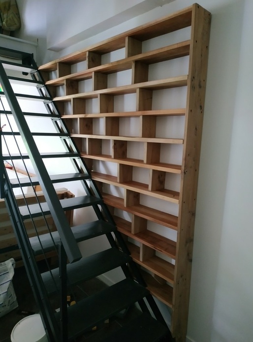 Bibliothèque dans escalier