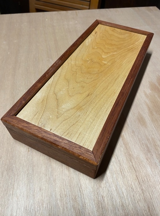 Petite boîte genre plumier ; bubinga .