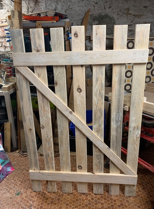 Une série de portes et portail en palettes