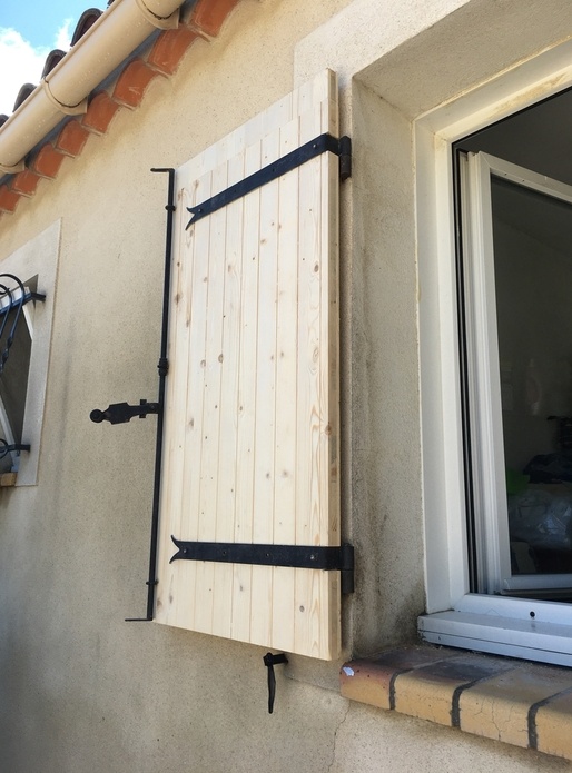 Volet posé en présentation avant peinture