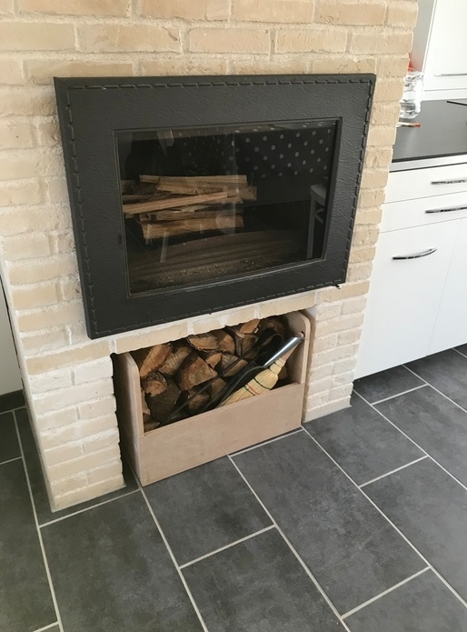 Bac de rangement et déplacement de bois pour la cheminée