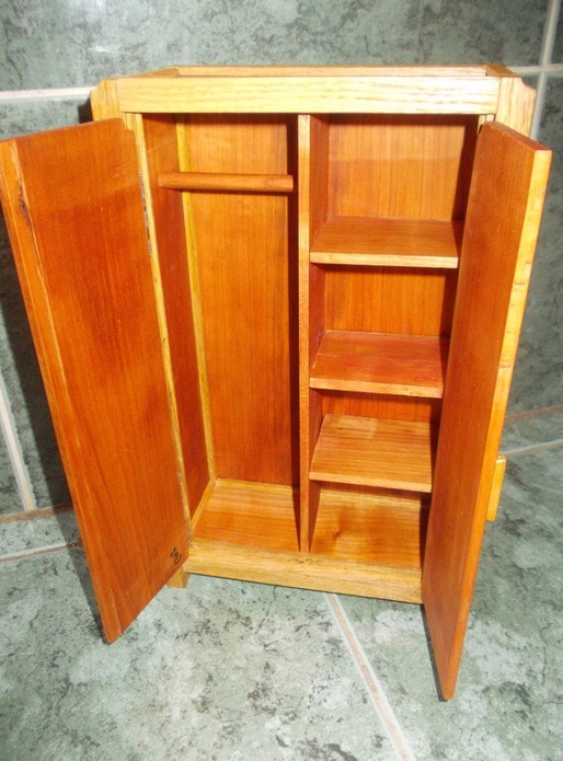 Armoire pour poupée