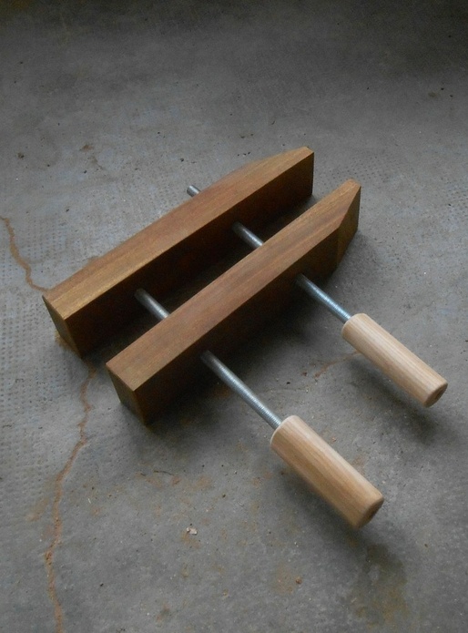 Presse à serrage parallèle