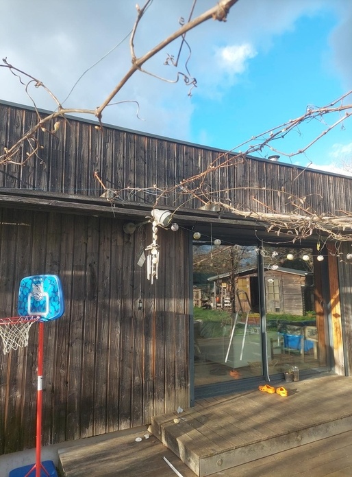 Fixation tonnelle acier sur maison bois