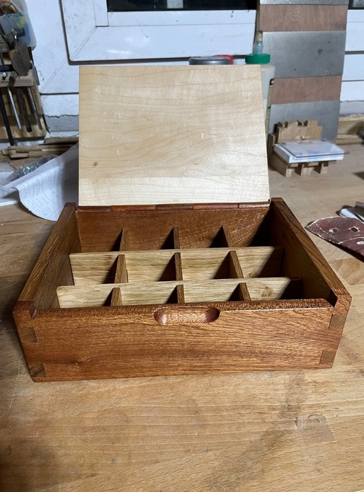 Boîte à charnière invisible