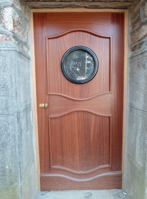 Porte en sappeli avec hublot