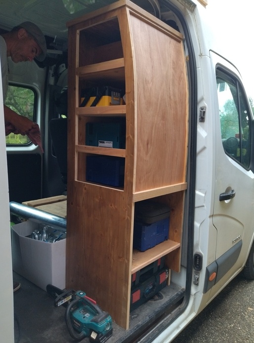 Meuble colonne pour rangement outillage dans véhicule