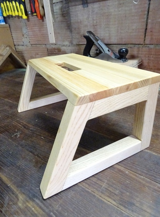 Un marche pied full frêne