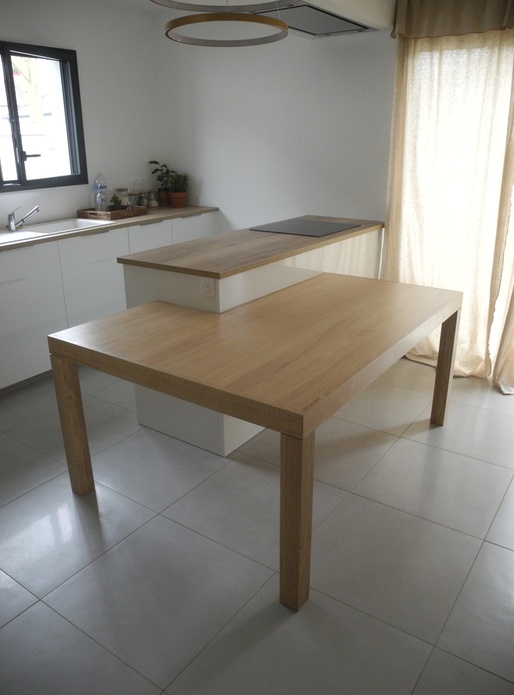 Une table contre un ilot de cuisine