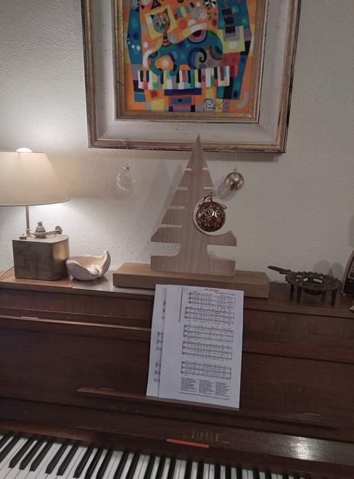 Petit sapin décoratif en merisier et socle en chêne.