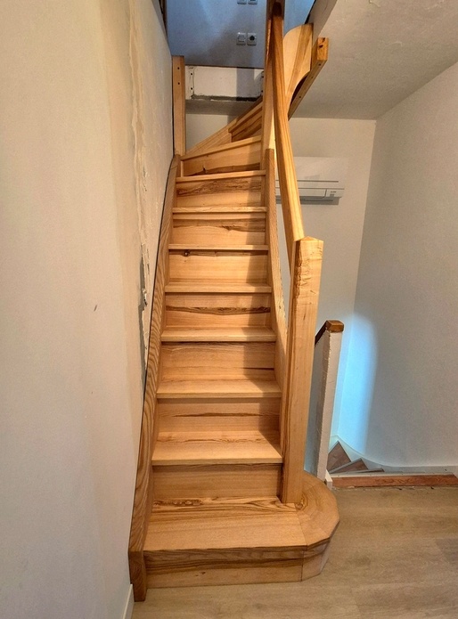 Escalier 1/4 en frêne olivier massif