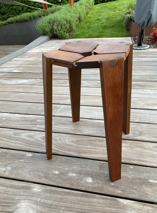 Une vieille lame de terrasse qui traine et le tabouret de Boris