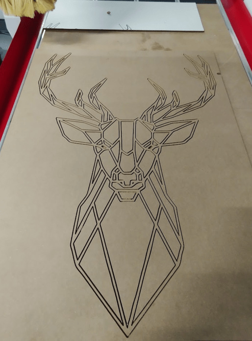 Gravure CNC d'un Cerf Géométrique