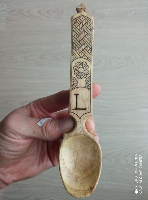 Cuillères en noyer avec kolrosing