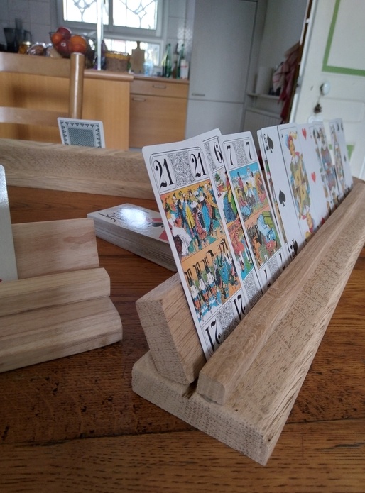 Présentoirs pour jouer aux cartes.