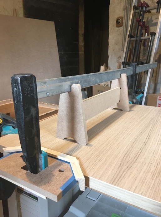 Chevalet assistant pour serrage de serre-joint