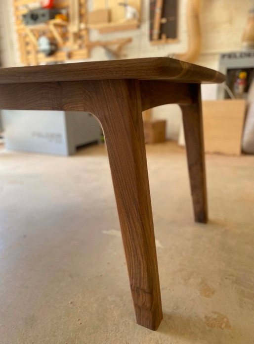Une grande table en noyer tout en courbe
