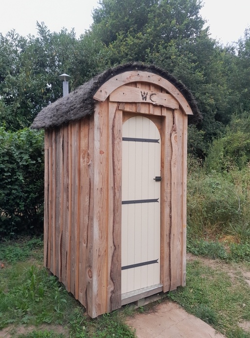 Toilette sèche cintrée extérieure
