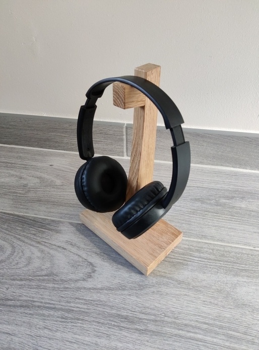 Avec un casque posé dessus