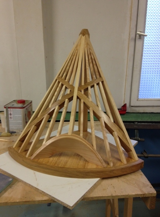 Petite croix croche dans un quart de cône, en pénétration dans un cylindre