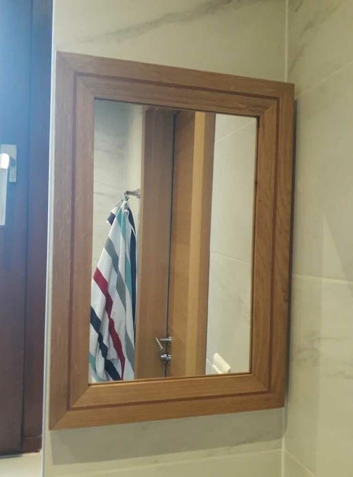 Cadre en pente pour un miroir