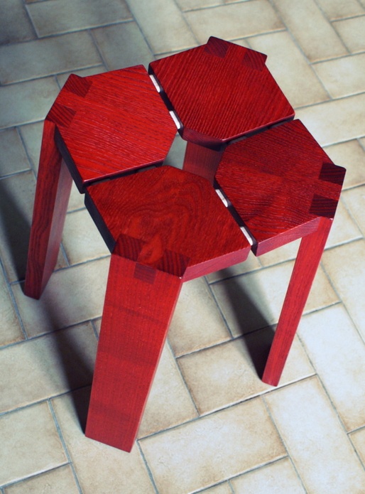Tabouret en frêne teinté rouge