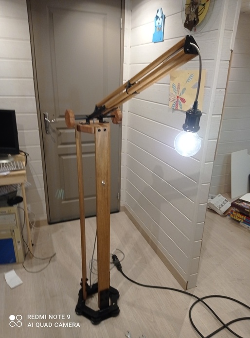 Lampe industrielle sur pied