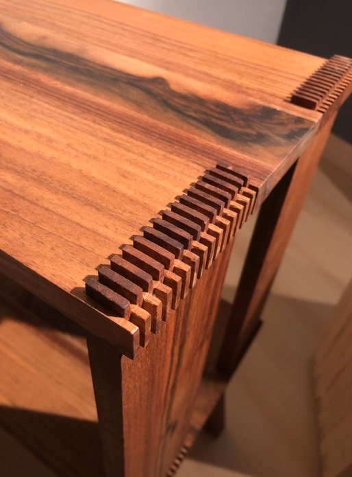 Table de chevet queues droites