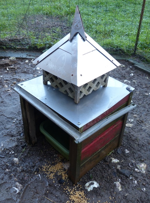 Abreuvoir à poules semi-autonome