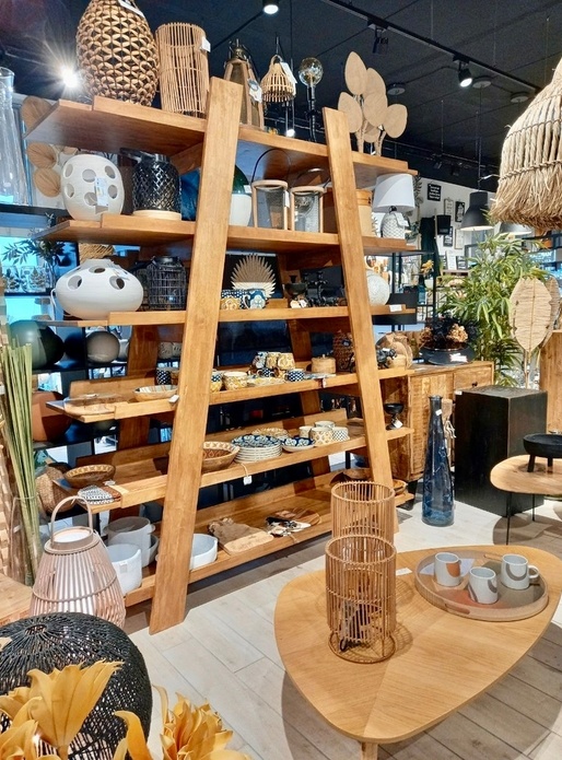 Meuble étagère/présentoir. Hévéa.