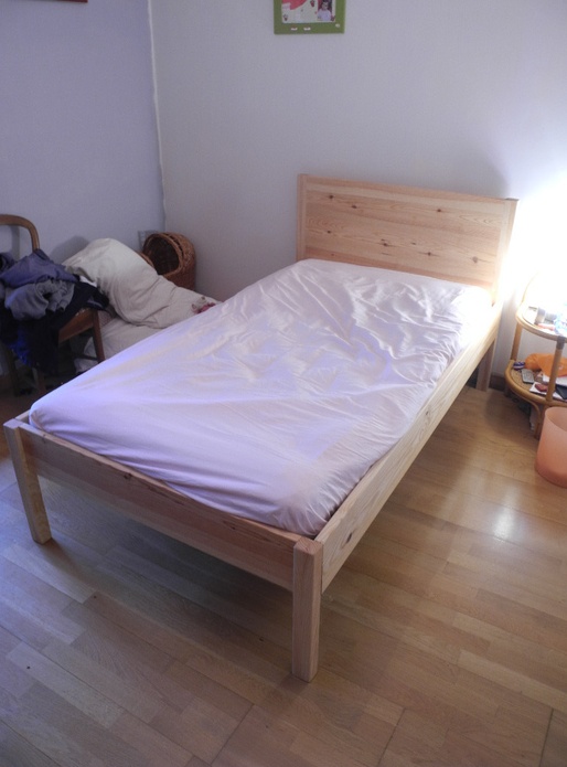 Lit avec tête de lit