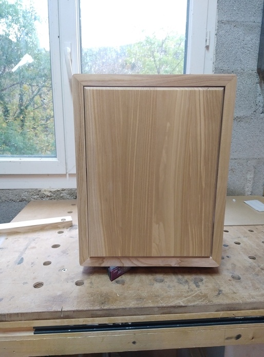 Table de chevet suspendue en frêne