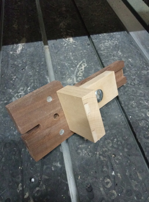 Guide de perçage pour assemblage par tourillons