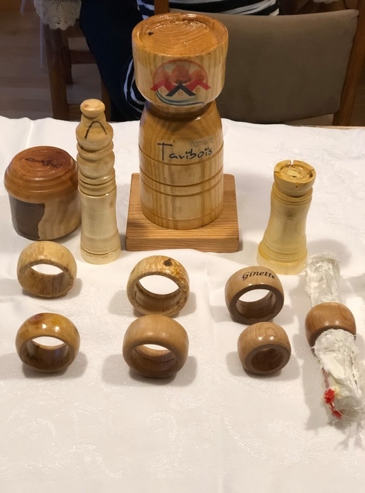 Correction sur la qualité des photos, voir mes premiers essais sur un tour à bois.