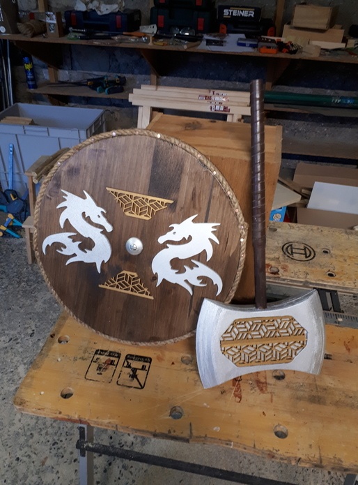 Hache, épée et boucliers vikings