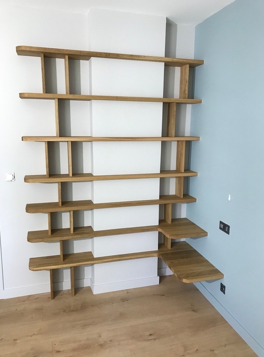 Bibliothèque en chêne massif pour masquer une gaine technique