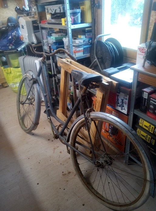 Table de salle a manger avec vélo vintage