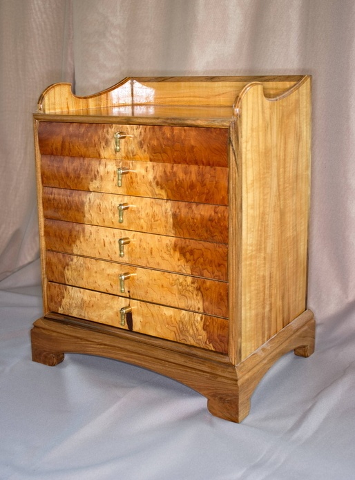 Petit meuble à tiroirs de bureau.