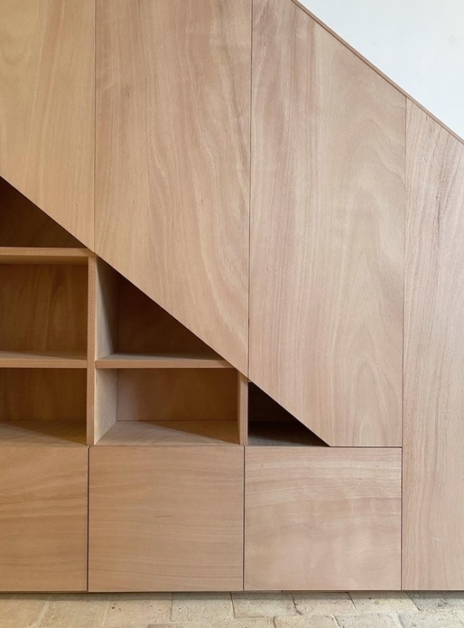 Bibliothèque-escalier vers mezzanine