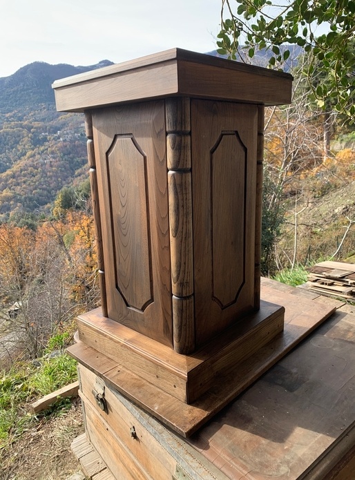 Piédestal en châtaignier massif de 200 ans recyclé