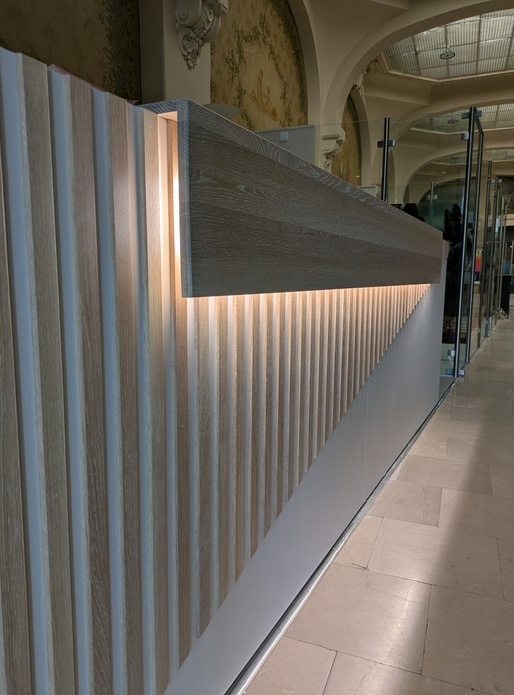 Borne d'accueil MDF et Chêne