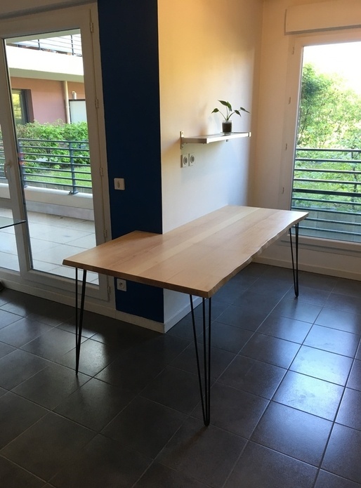 Table au plateau brut et 3 pieds épingles