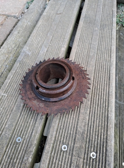 Une vieille molette à rainurer