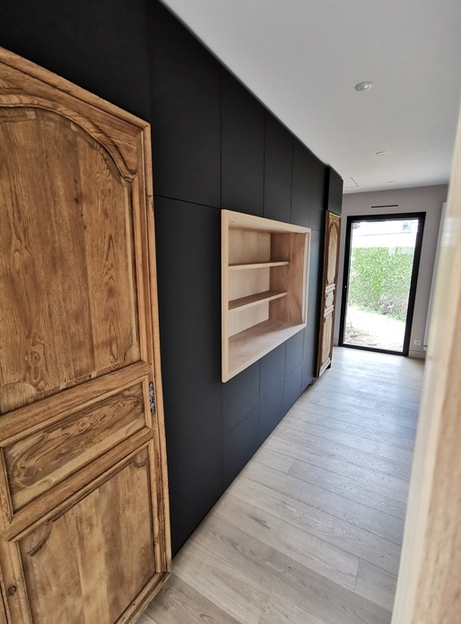 Dressing moderne avec porte ancienne