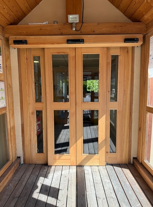 Porte coulissante en mélèze