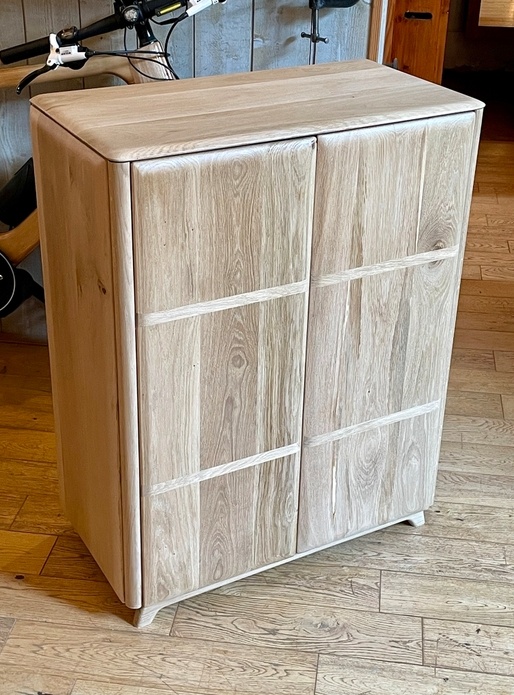 Petit meuble en chêne massif